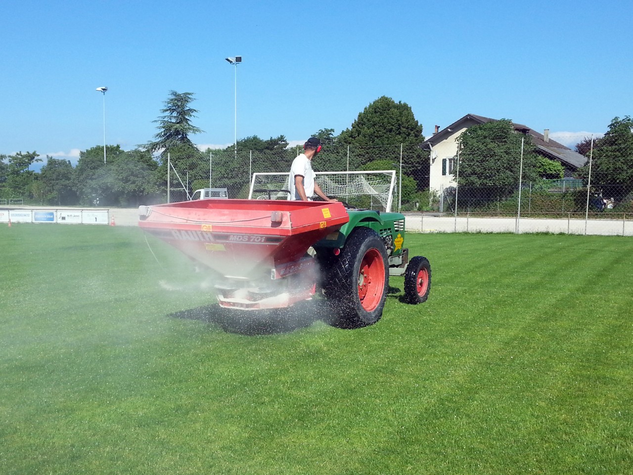 Epandage d’engrais sur terrains de football