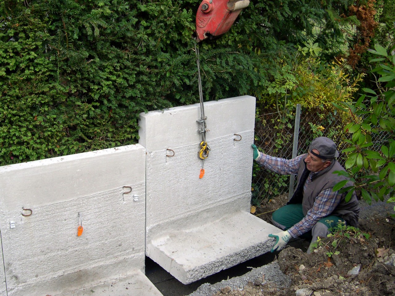 Maçonnerie paysagère, pose d’éléments béton en L