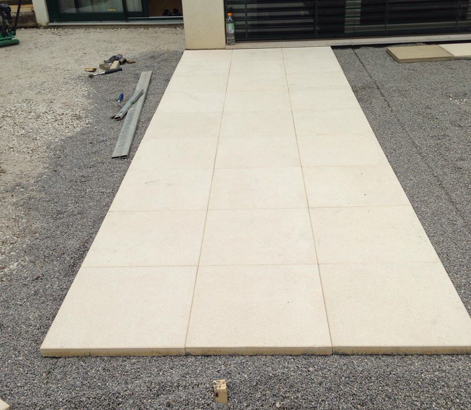 Pose de dalles économiques en béton